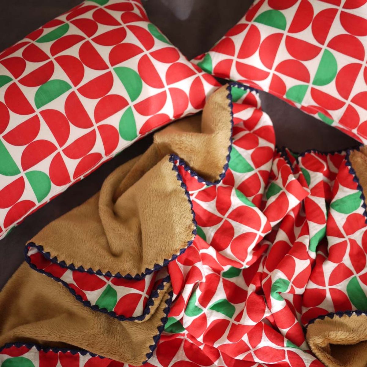봄봄패브릭스(BOMBOM FABRICS) Chic Dual Tone 거즈 & 극세사 벨보아 blanket (Teddy & Red)