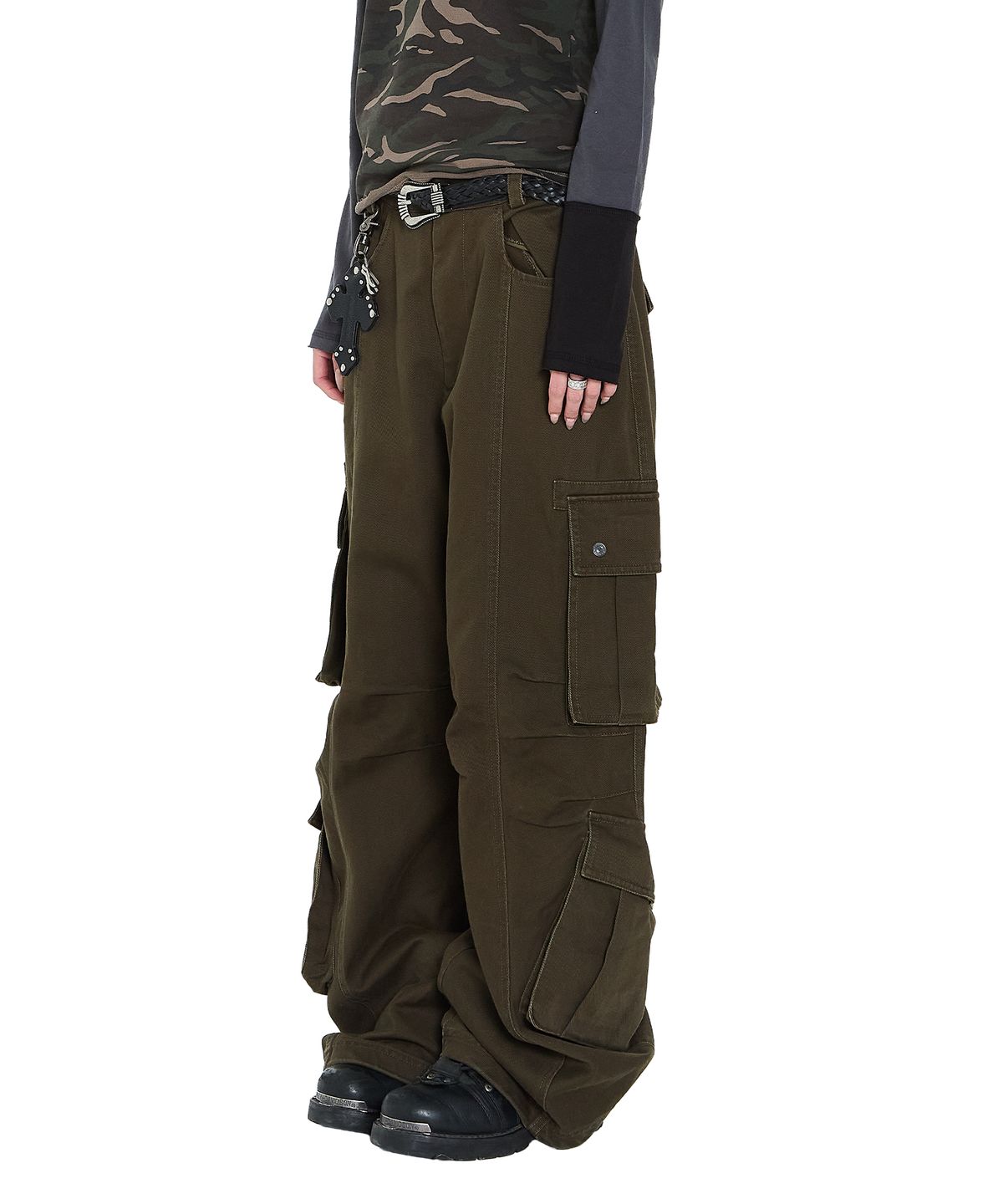 아캄(AAKAM) Knee Pin-Tuck Double Pocket Cargo Pants (Khaki)