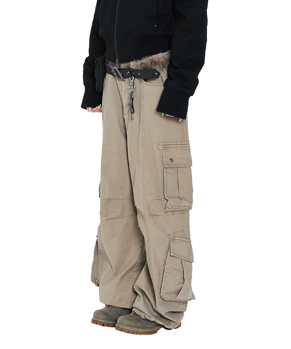 아캄(AAKAM) Knee Pin-Tuck Double Pocket Cargo Pants (Beige)