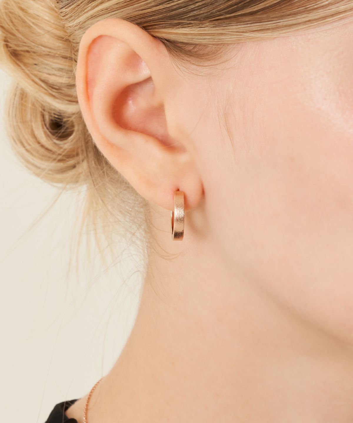 가이거주얼리(GEIGERJEWELRY) 18K GF 심플 매트 원터치 귀걸이 GI8KPEE076
