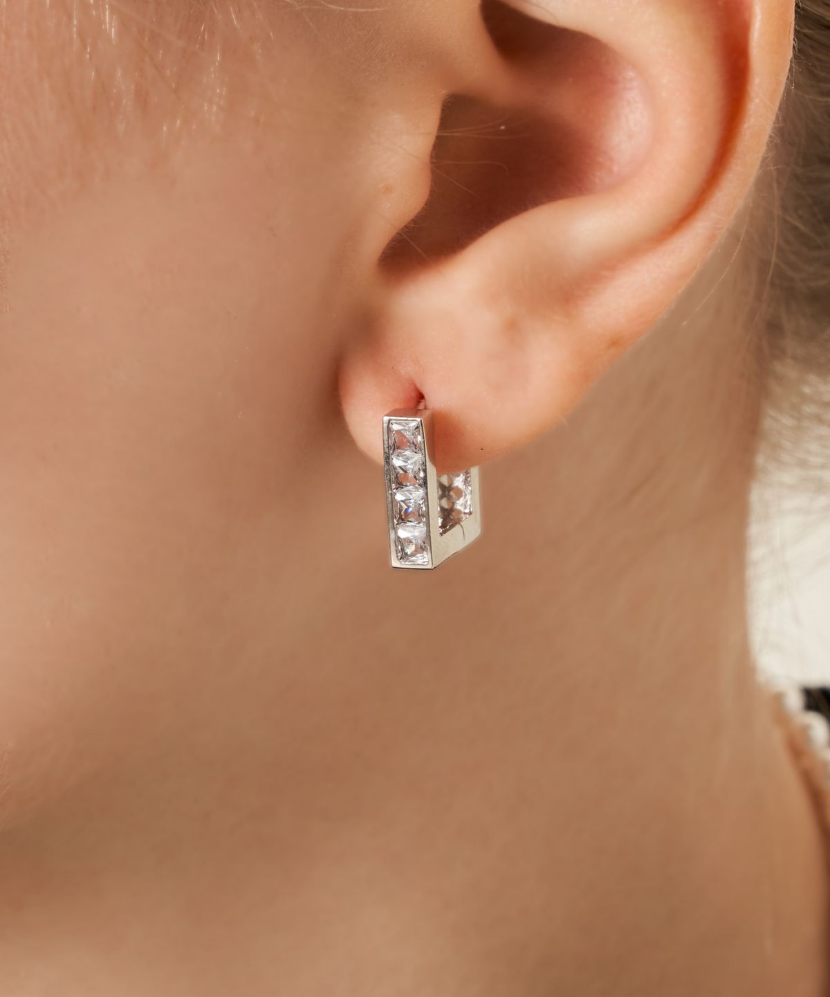 가이거주얼리(GEIGERJEWELRY) 18K GF 크리스탈 스퀘어 원터치 귀걸이 GI8KPEE072