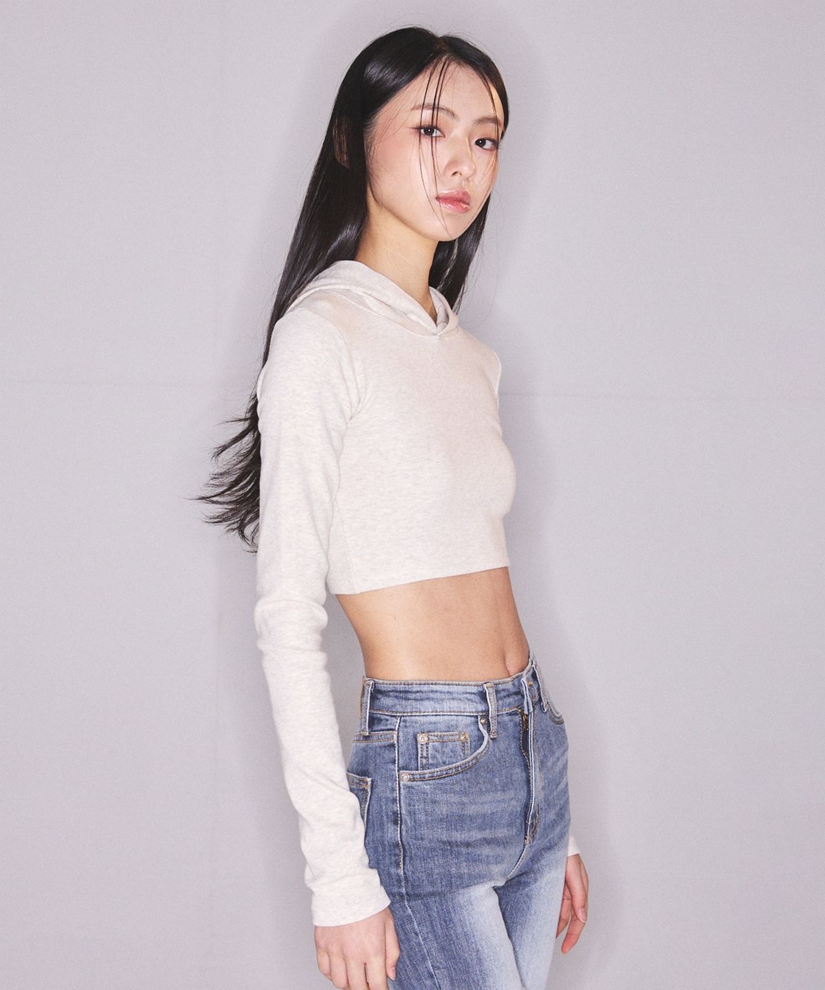 에이알유(A.R.U) SLIM HOOD CROP TOP