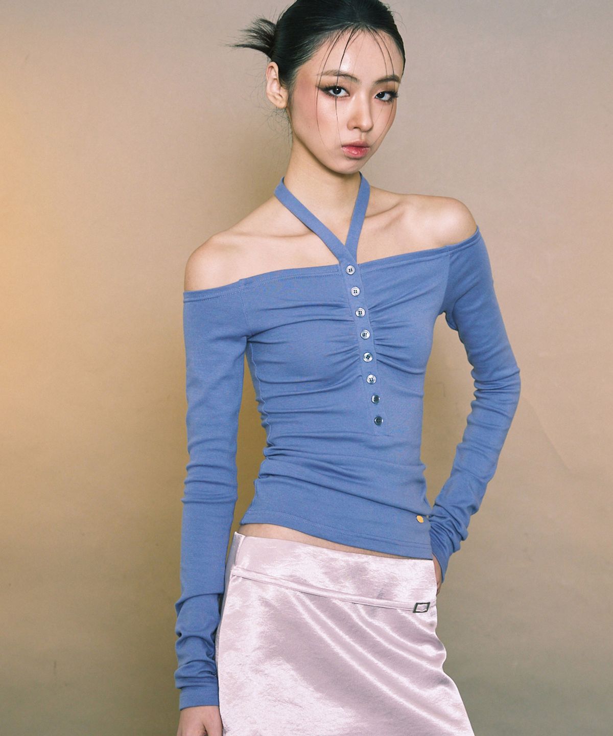 에이알유(A.R.U) BUTTON OFF SHOULDER TOP