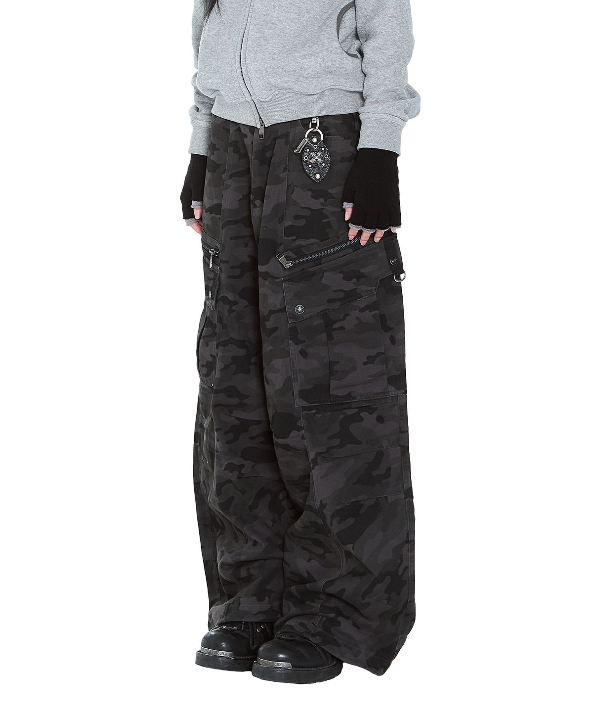 아캄(AAKAM) Knee Pin-Tuck Camo Zippered Cargo Pants (Black)
