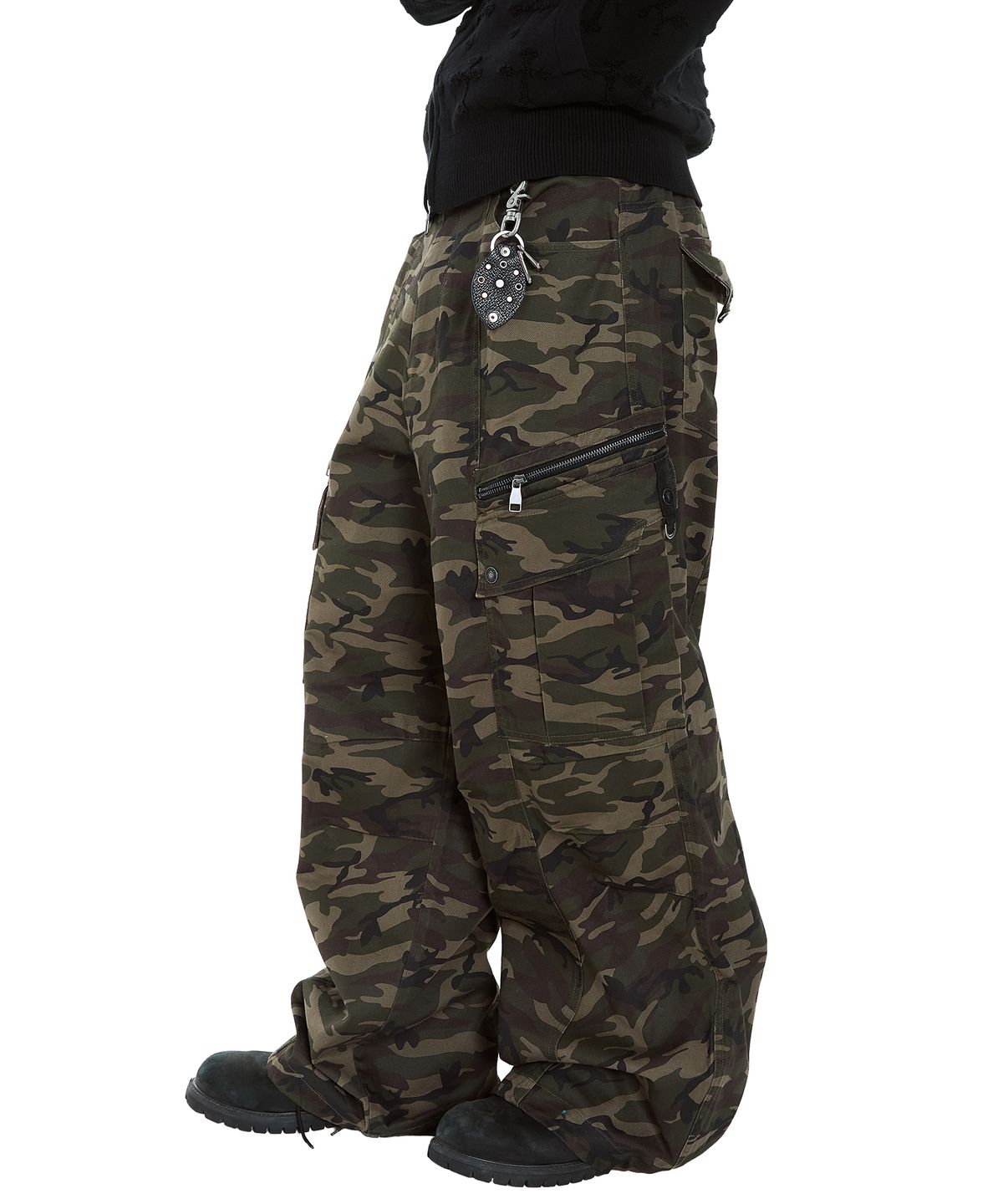 아캄(AAKAM) Knee Pin-Tuck Camo Zippered Cargo Pants (Khaki)