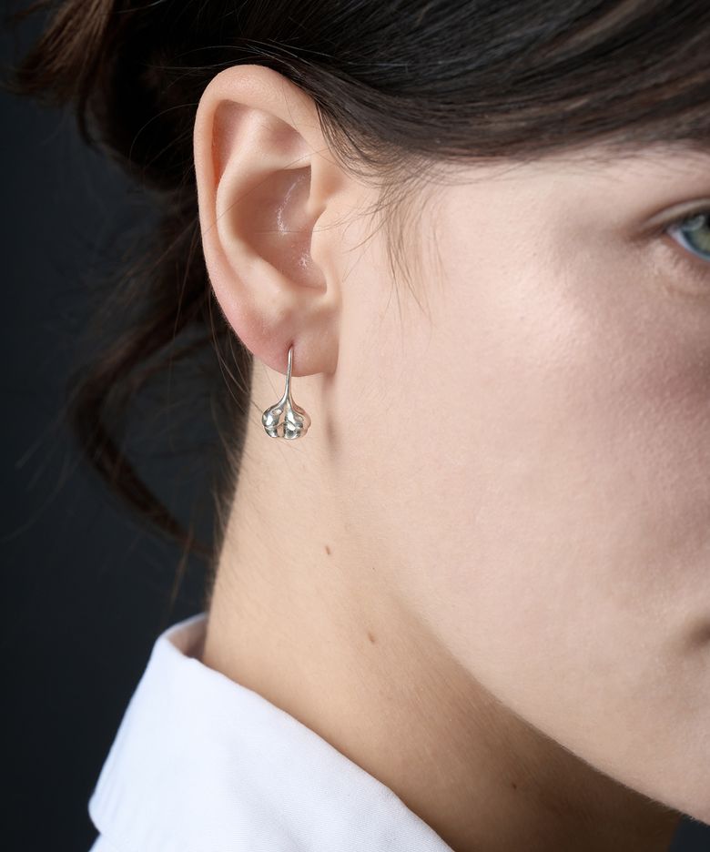 E.006/HAMMER HEART HOOK EARRING