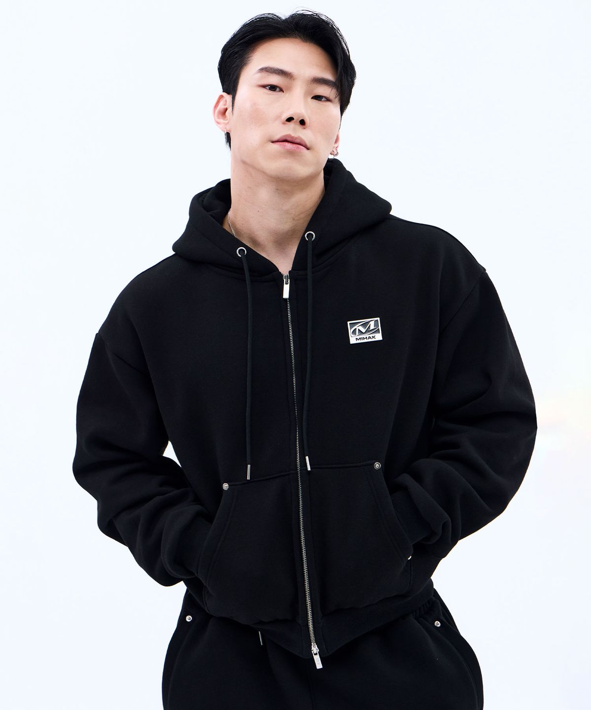 미학(MIHAK) 메탈 플레이트 기모 후디 집업 (BLACK)