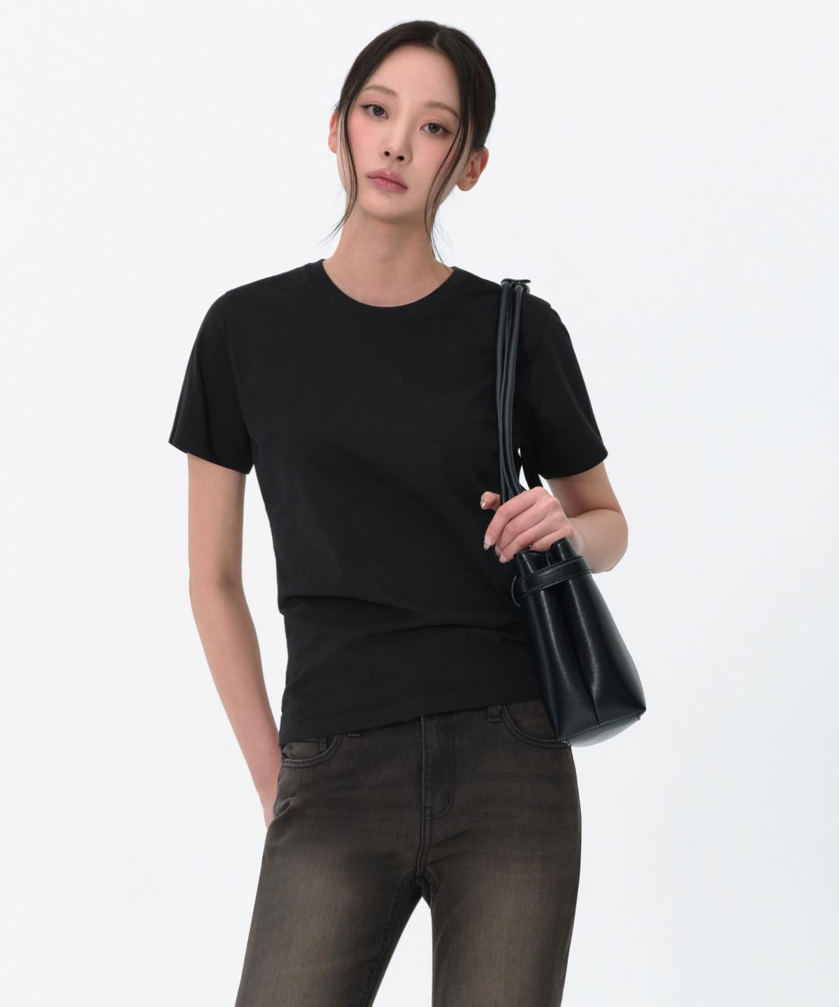 무신사 스탠다드 우먼(MUSINSA STANDARD WOMAN) 우먼즈 플레인 크루 넥 티셔츠 [블랙]