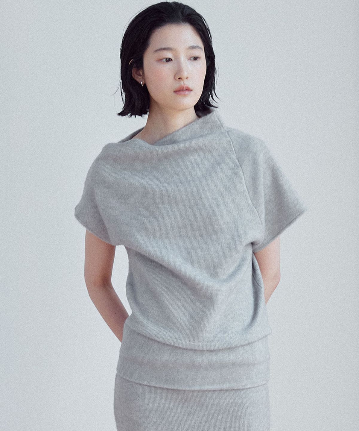 유토시스(EUTOSIS) HAILEY HALF OFF-SHOULDER(GREY)