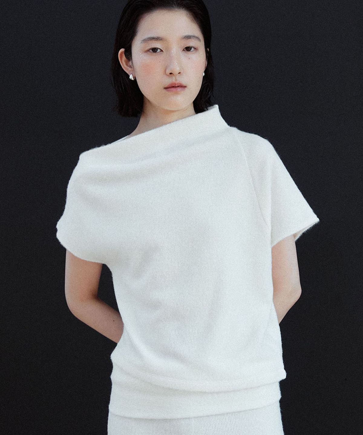 유토시스(EUTOSIS) HAILEY HALF OFF-SHOULDER(IVORY)