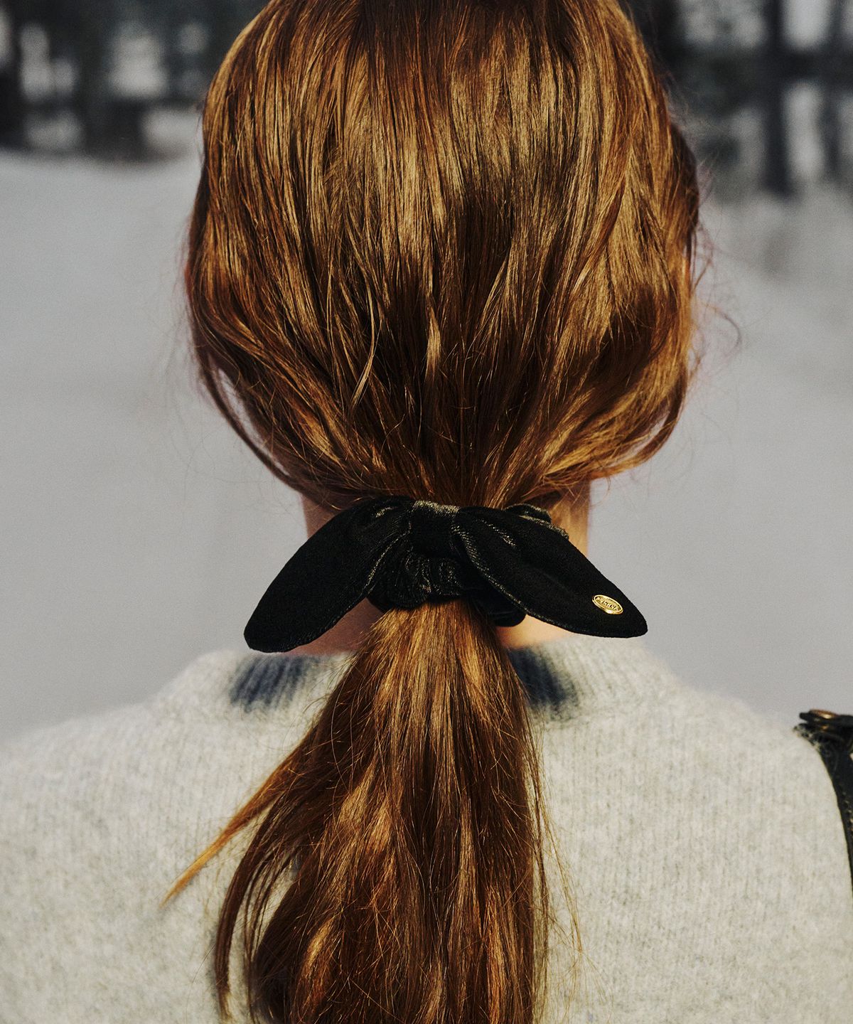 폴뉴아(FOLNUA) PLUME RIBBON HAIR SCRUNCHIES (BLACK)