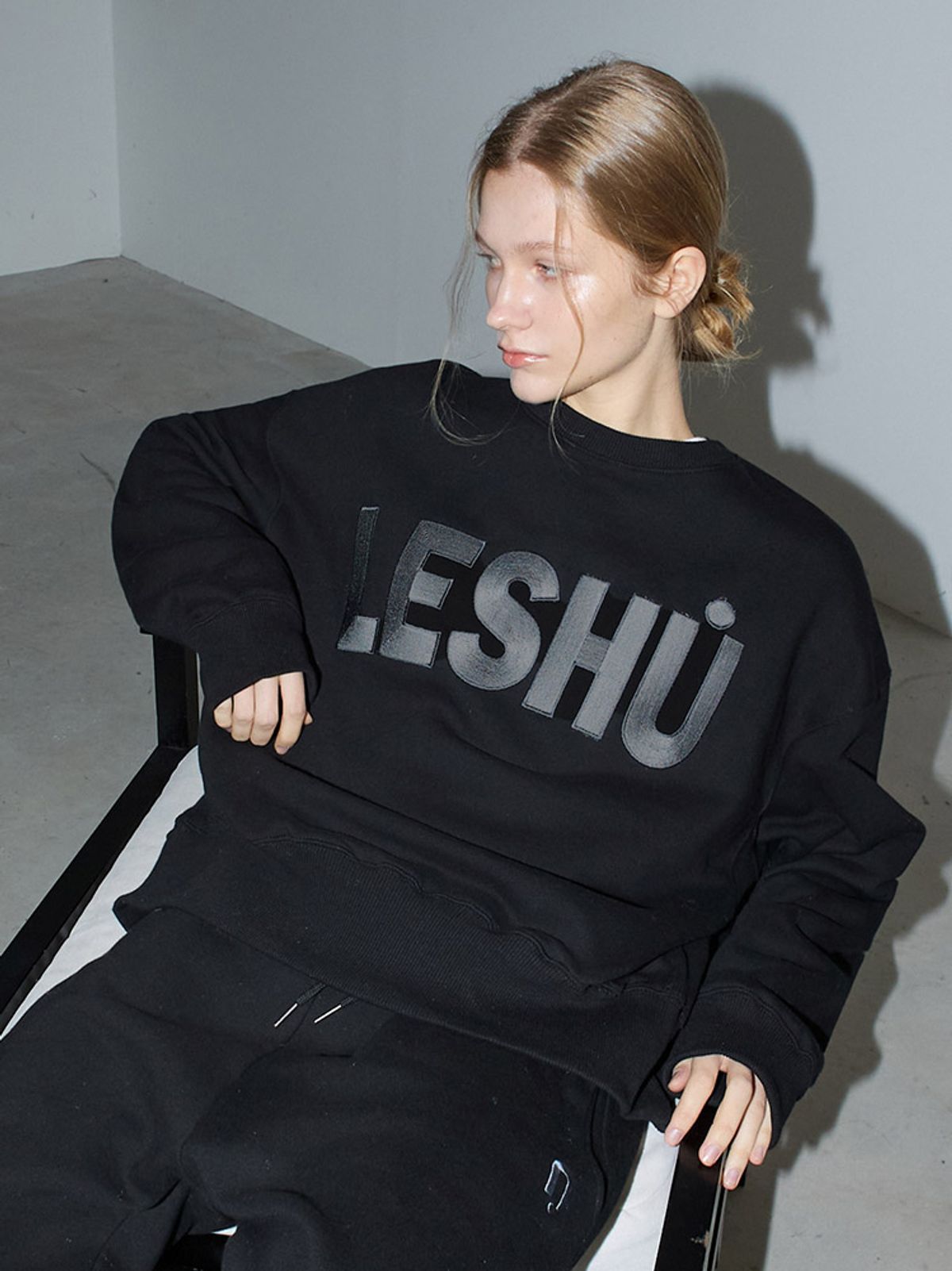 레슈엠(LESHU°M) 기모 레슈엠패치 맨투맨