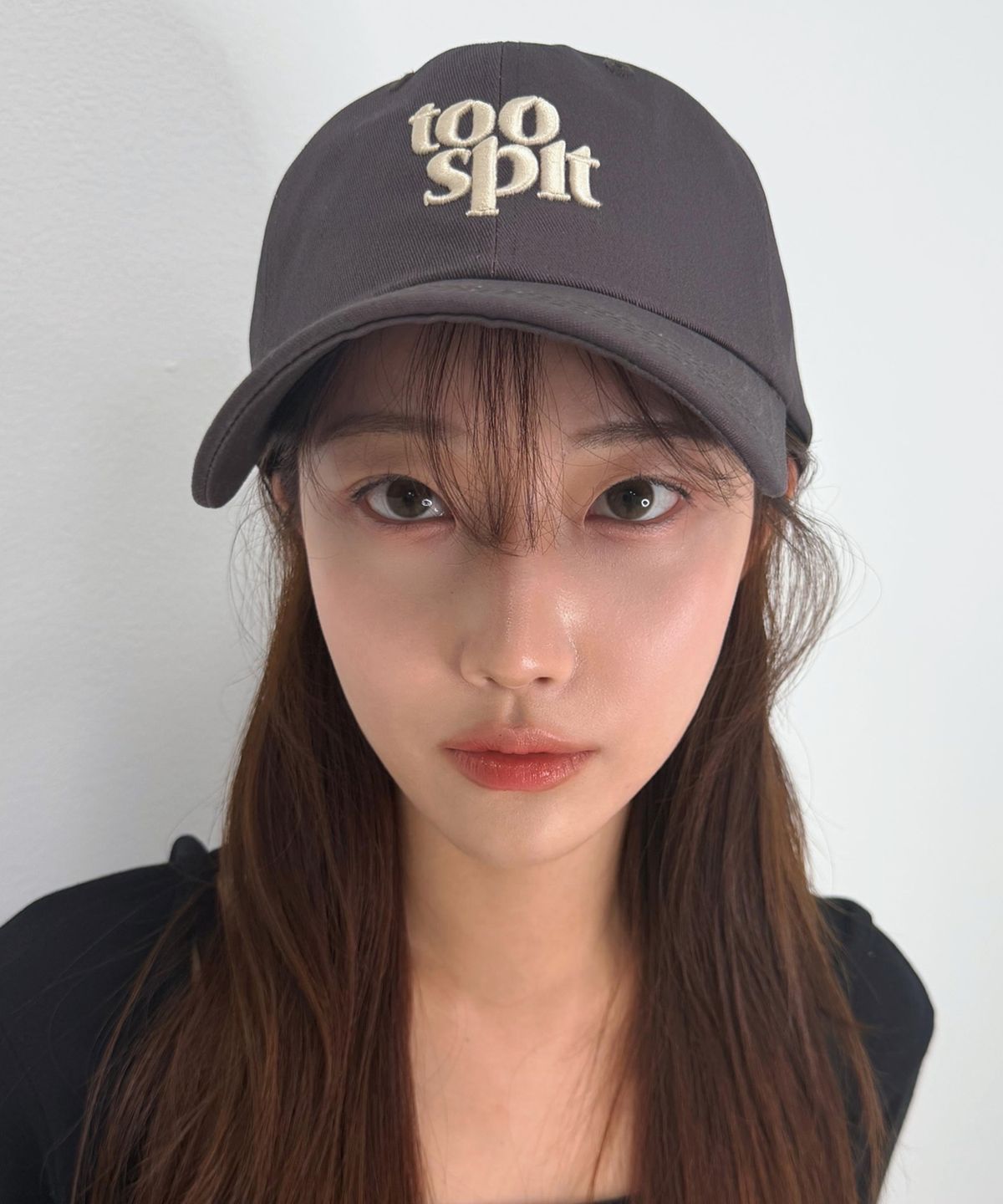 투에스핏(TOOSPIT) 시그니처  볼캡 (차콜 브라운)