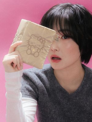 Sleek Travel Wallet Hello Kitty Gold