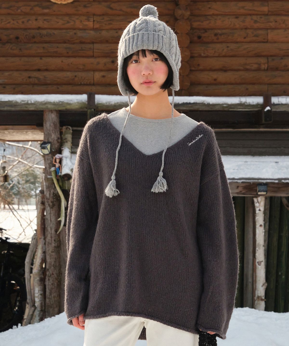 썸웨어버터(SOMEWHEREBUTTER) Riss Wool Deep V-Neck Knit - Charcoal