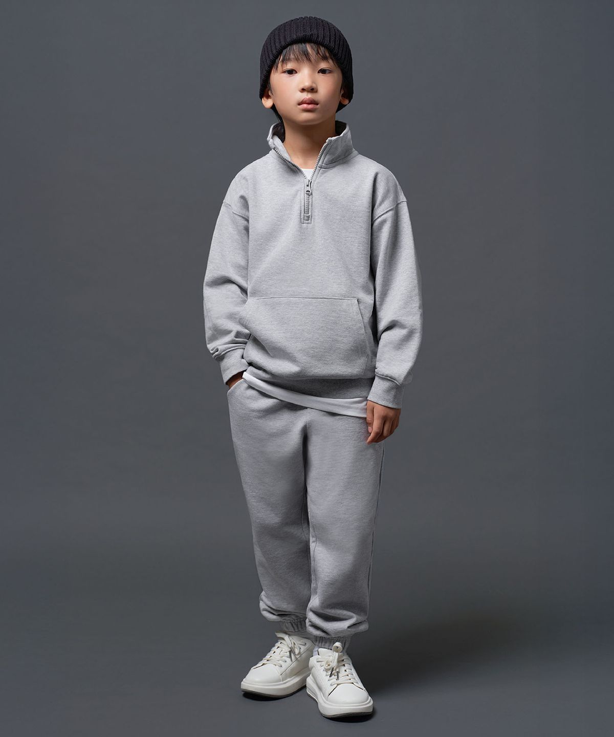 무신사 스탠다드 키즈(MUSINSA STANDARD KIDS) 오버사이즈 하프 집업 스웨트셔츠 & 베이식 스웨트 팬츠 셋업 [미디엄 그레이]