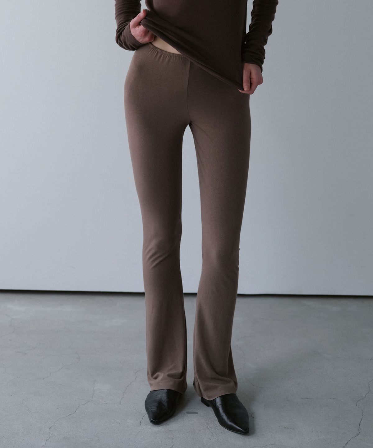 오브헤덴(OPHEDEN) Soft Boots-cut Pants (brown)