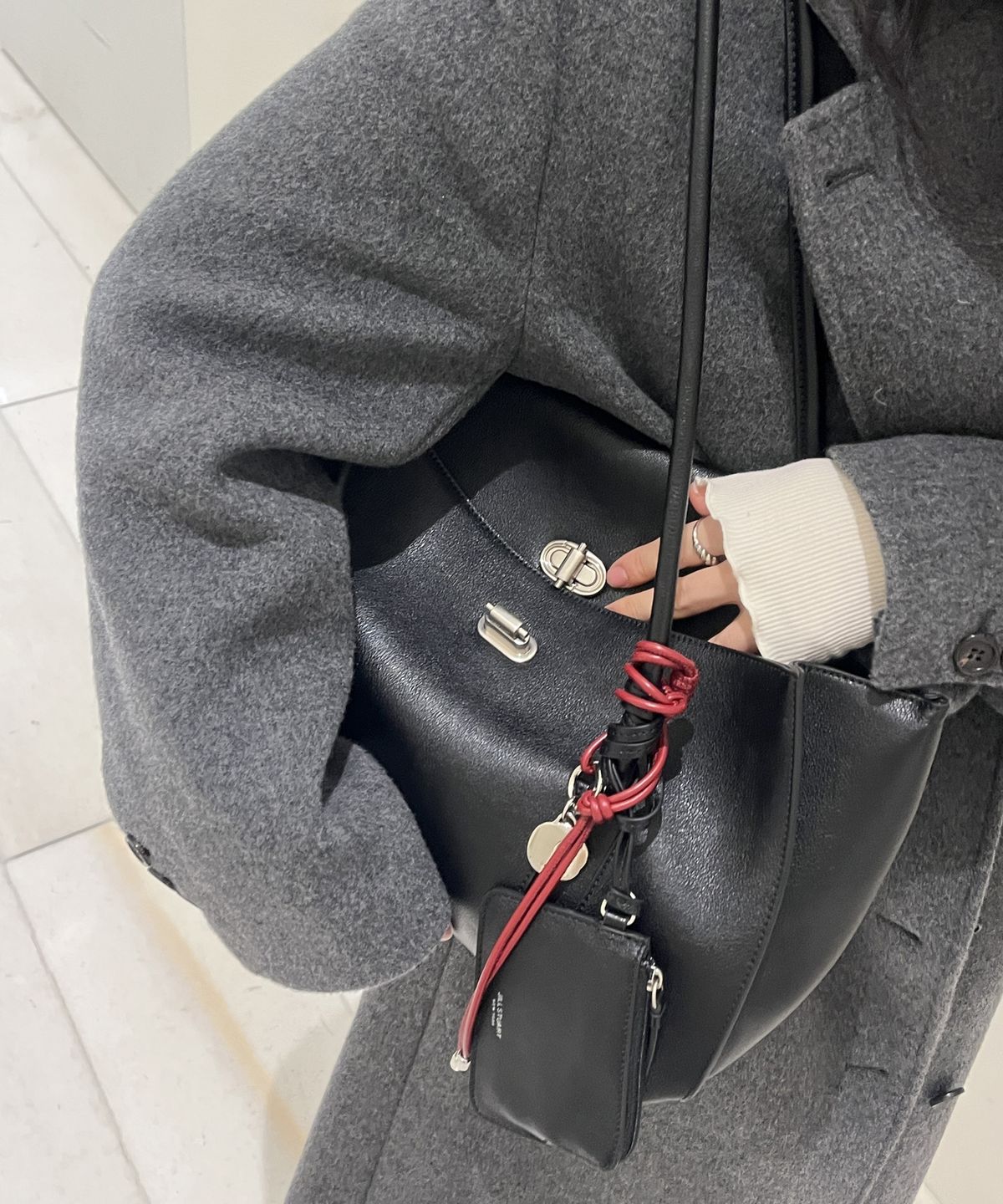 질스튜어트액세서리(JILLSTUART ACC) [AUBE] 가죽 오브 장식 롱숄더 M 블랙