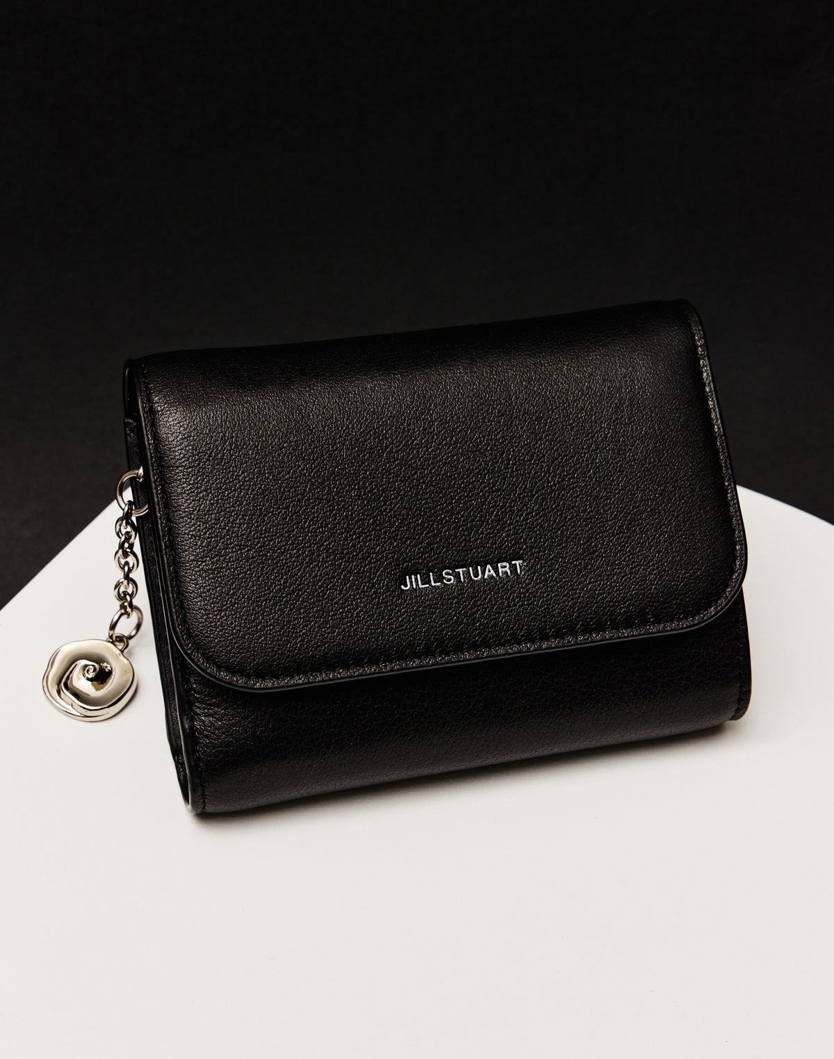 질스튜어트액세서리(JILLSTUART ACC) [ZOE] 플라워참장식 소가죽 블랙 3단반지갑 블랙