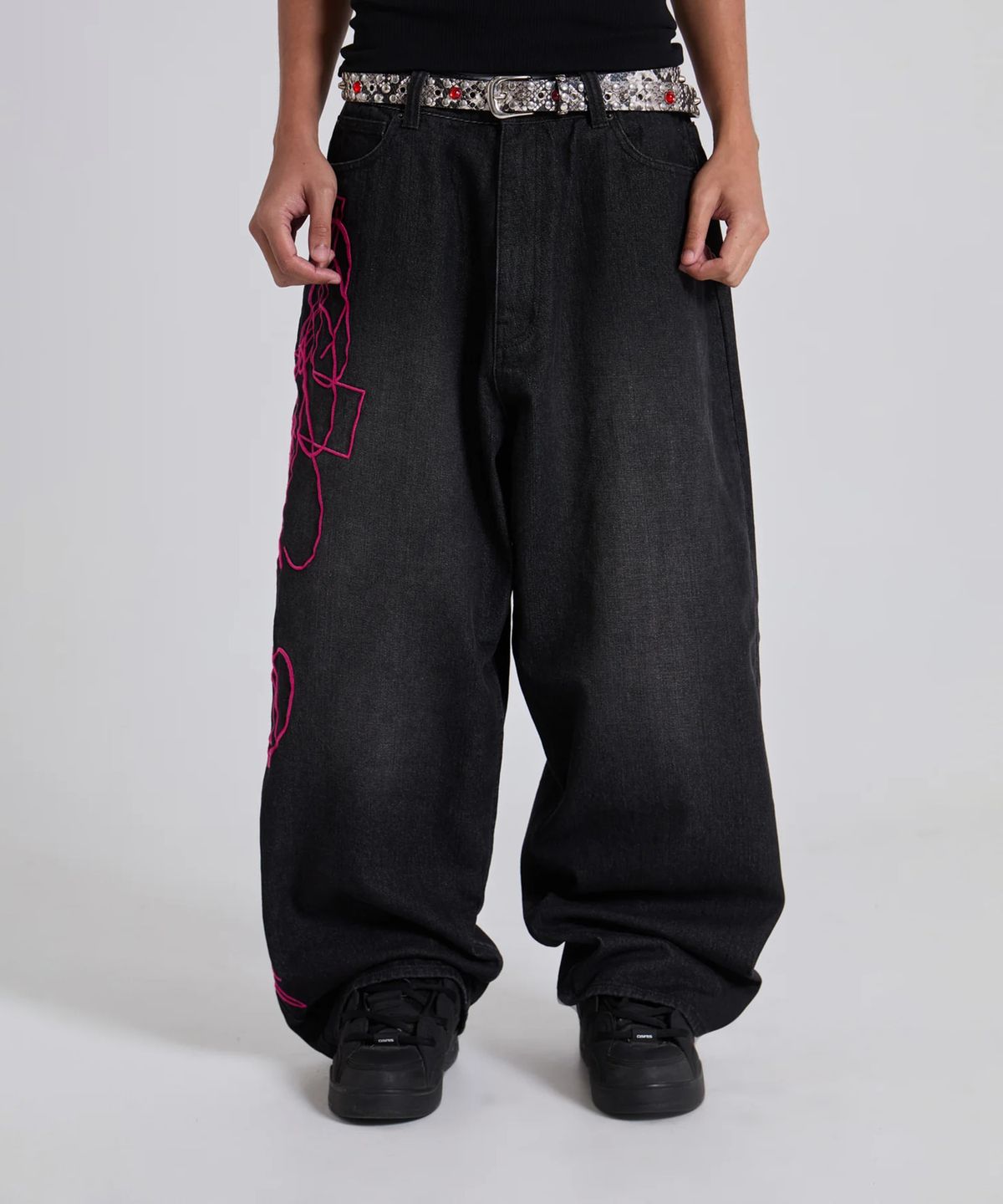제이디드 런던(JADED LONDON) (M) 크로스 스크립트 엠브로이더드 진 블랙 CROSS SCRIPT EMBROIDERED JEAN BLACK