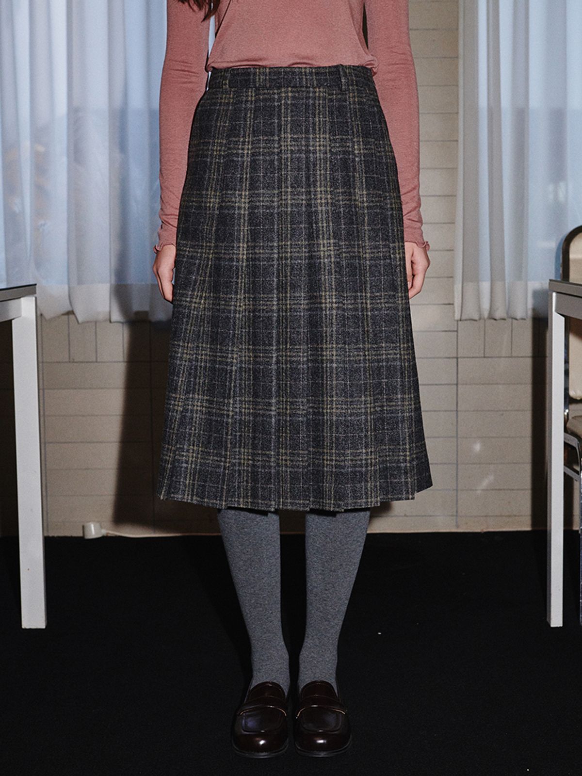 오앨(OUEL) OFF-SET PLEATED SKIRT_GREY