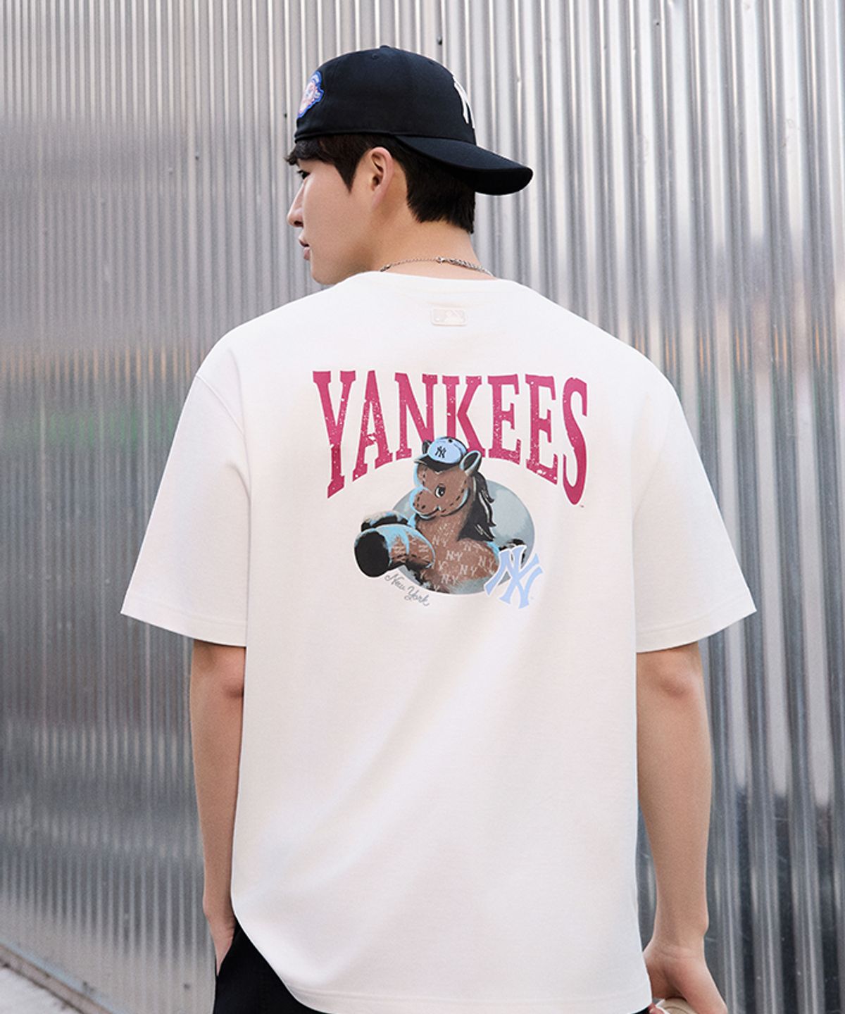 엠엘비(MLB) 뉴이어 홀스 등판 그래픽 반팔 티셔츠 NY (Ivory)