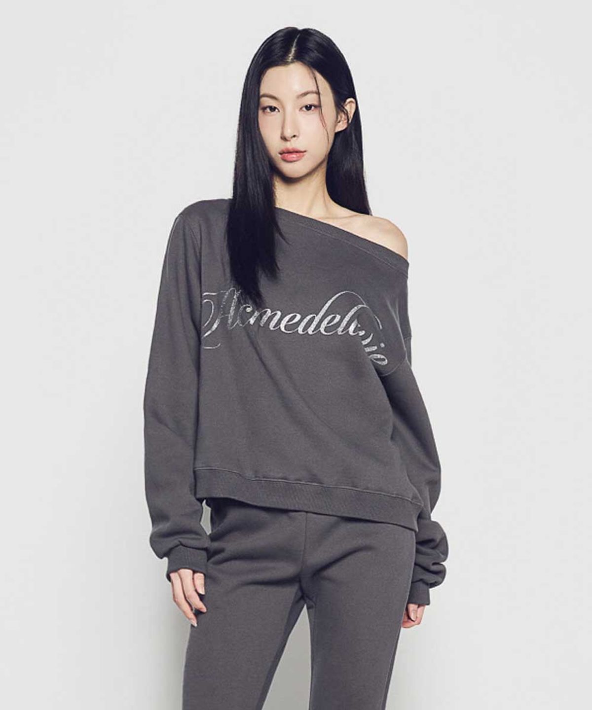 아크메드라비(ACME DE LA VIE) WOMAN GLITTER ONE SHOULDER NAPPING SWEATSHIRT (2COLOR)