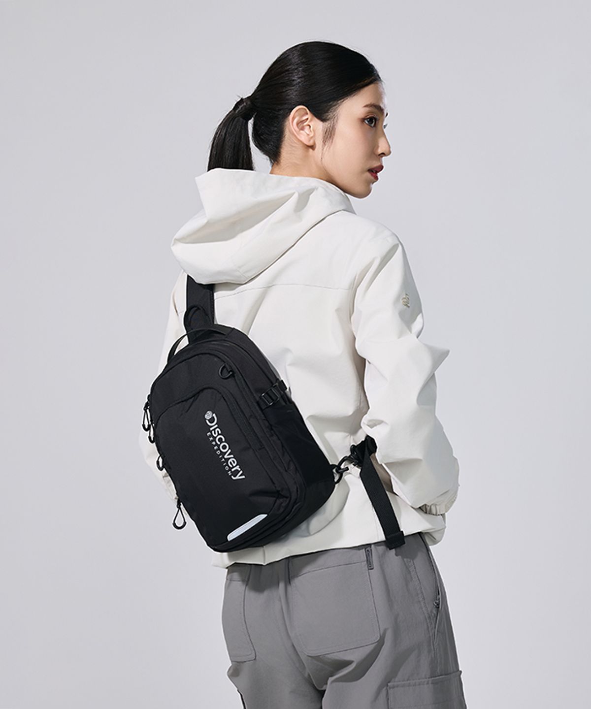 디스커버리 익스페디션(DISCOVERY EXPEDITION) 아웃도어 라지 슬링백 (BLACK)