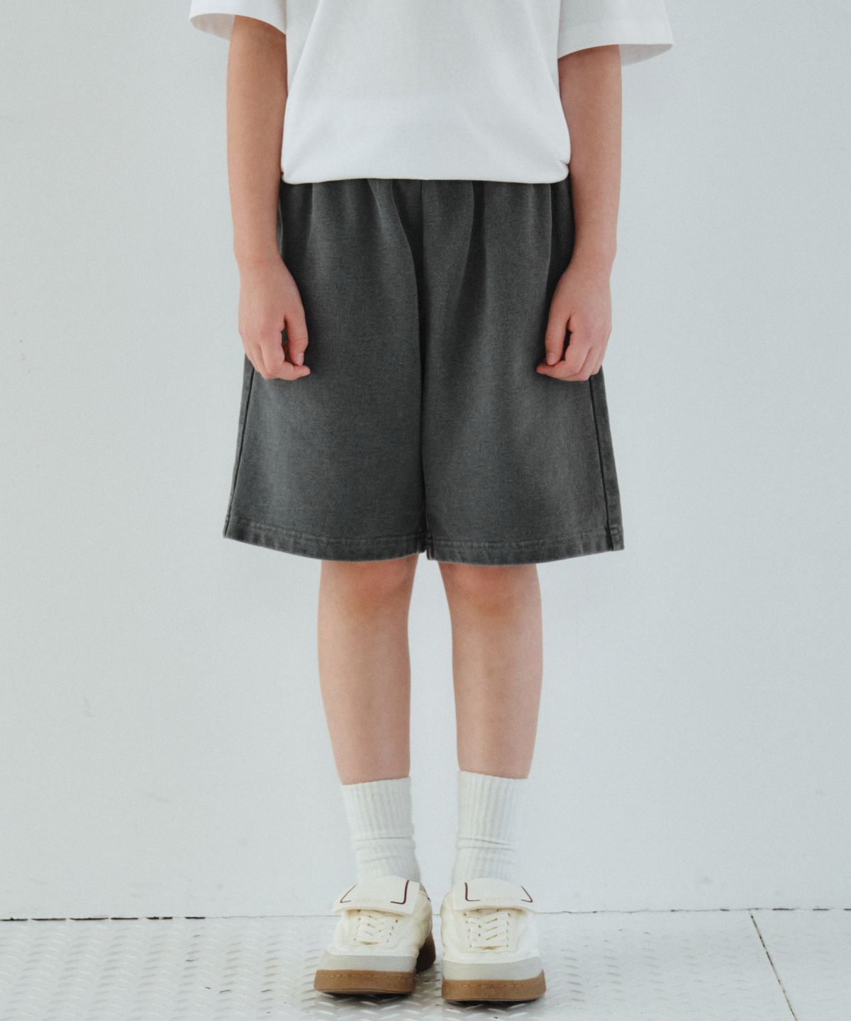 무신사 스탠다드 키즈(MUSINSA STANDARD KIDS) 피그먼트 스웨트 쇼츠 [챠콜 그레이]