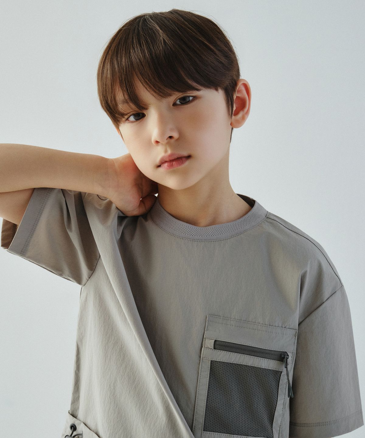 무신사 스탠다드 키즈(MUSINSA STANDARD KIDS) [시티 레저] 유틸리티 메시 포켓 우븐 티셔츠 [라이트 그레이]