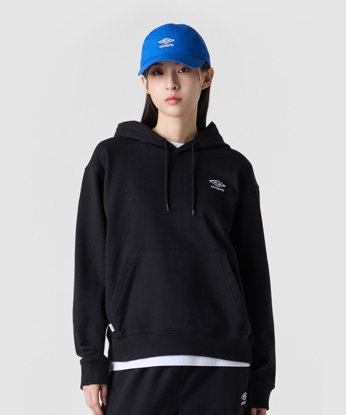 엄브로(UMBRO) 에센셜 스몰로고 후드 티셔츠 블랙 UR123CHD19