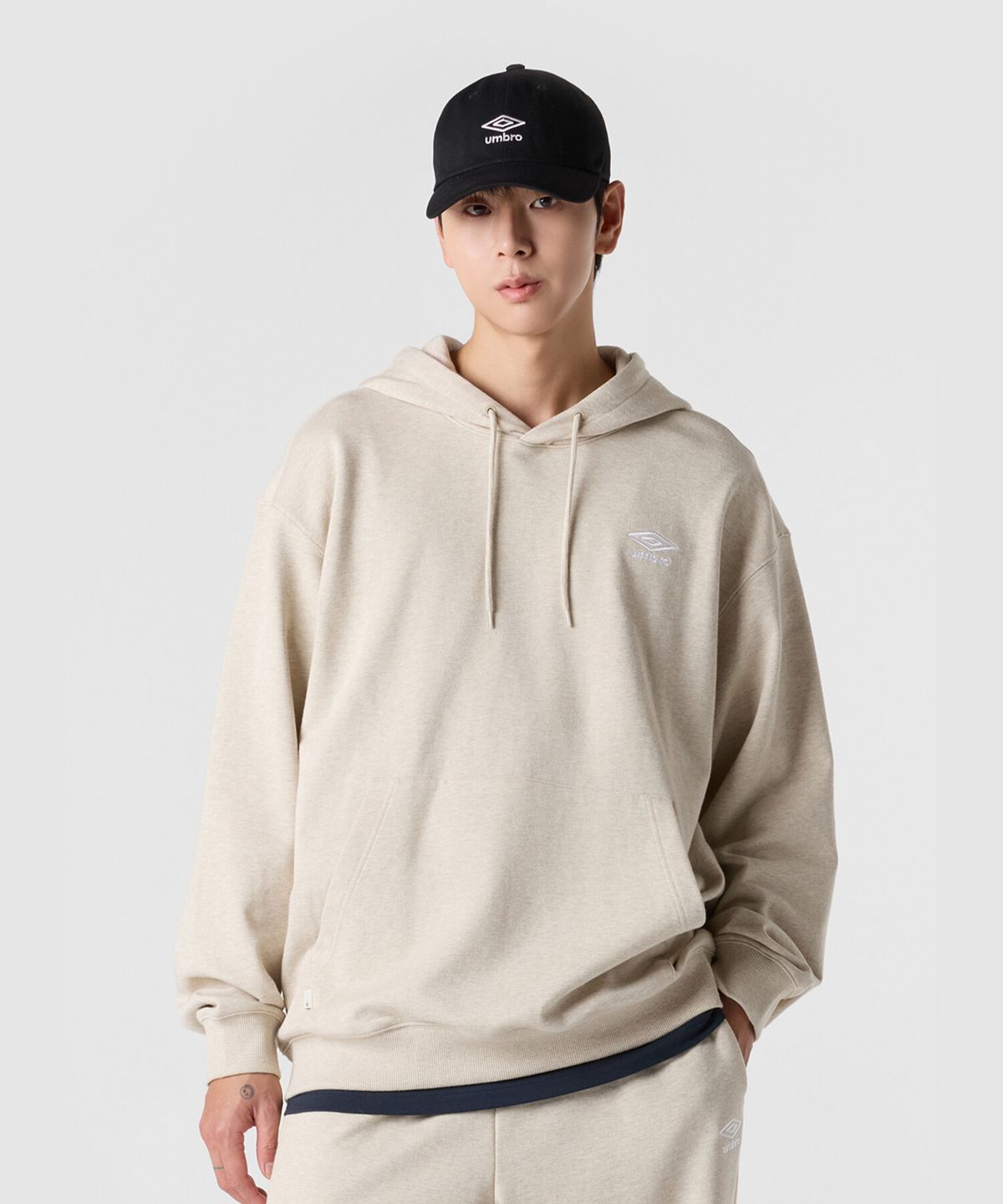 엄브로(UMBRO) 에센셜 스몰로고 후드 티셔츠 베이지 UR123CHD19
