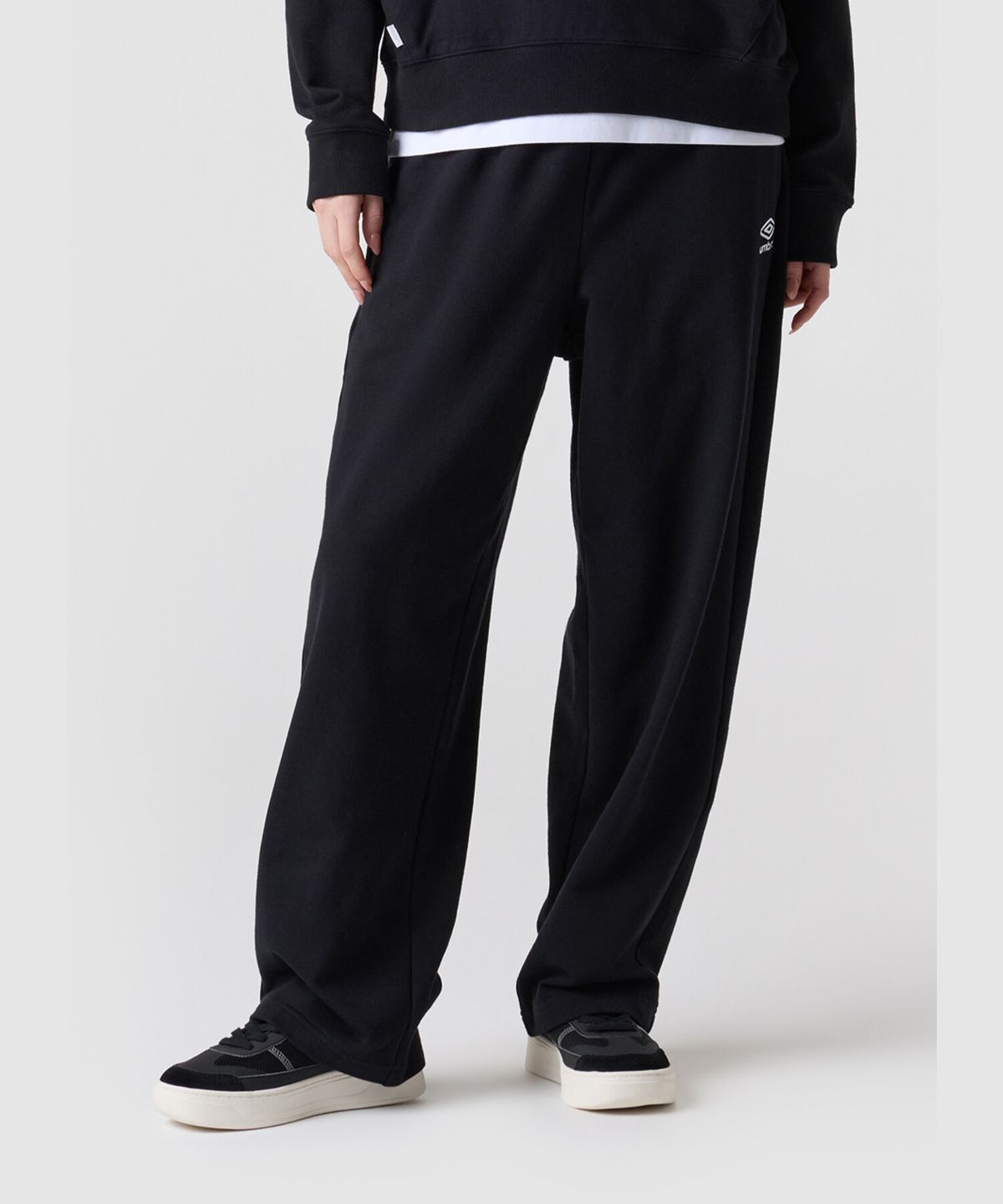 엄브로(UMBRO) 에센셜 루즈 스트레이트 팬츠 블랙 UR123CFP18