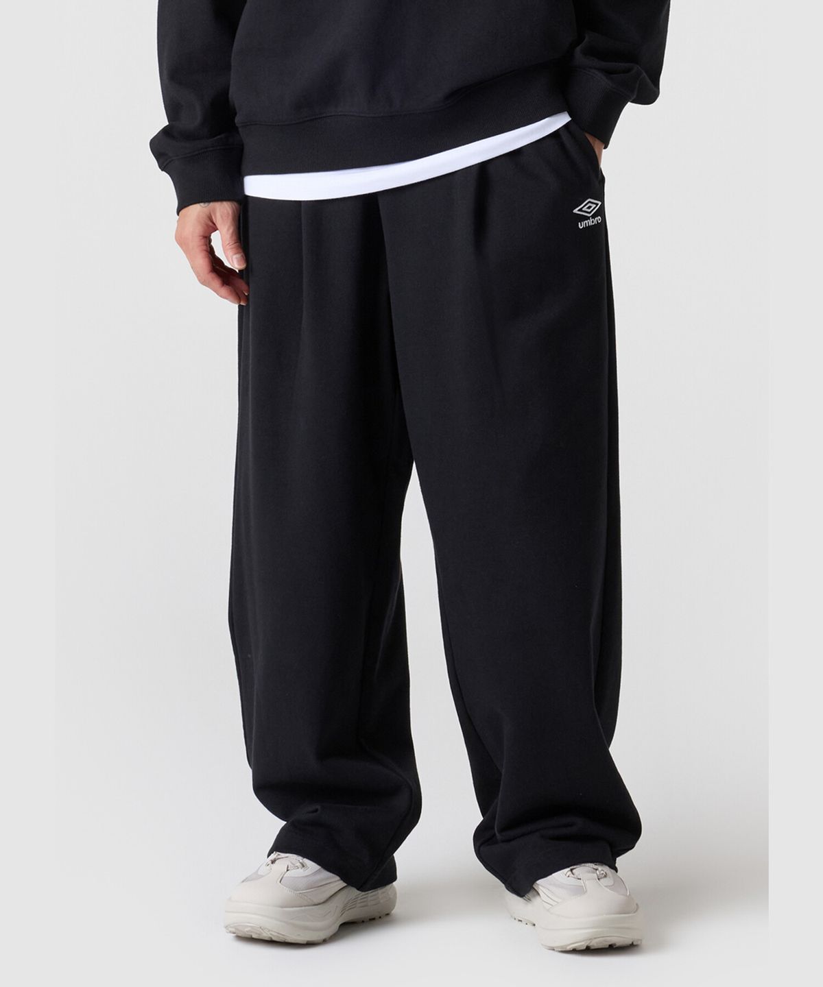 엄브로(UMBRO) 에센셜 루즈 와이드 팬츠 블랙 UR123CFP17