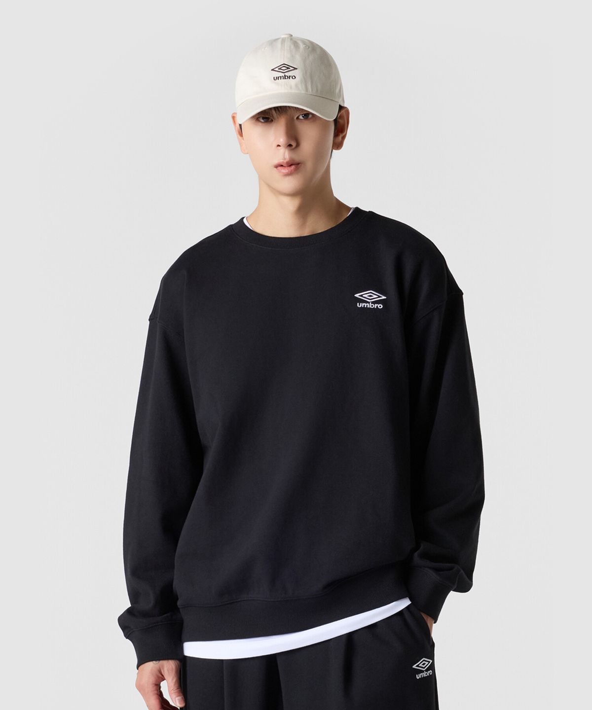 엄브로(UMBRO) 에센셜 스몰로고 맨투맨 블랙 UR123CFS19