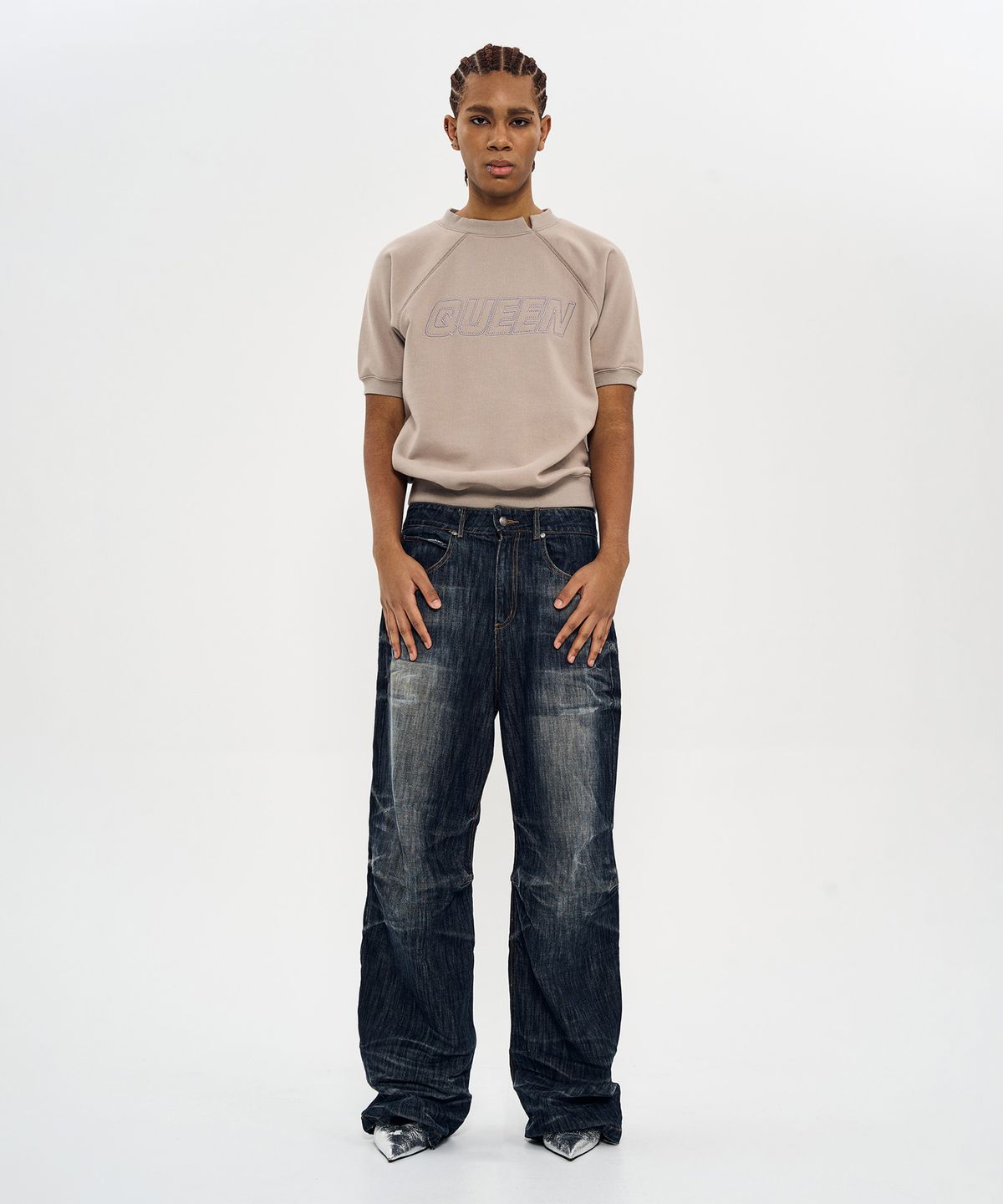 월드딜레마(WORLDDILEMA) QUEEN EMBROIDERY CROP HALF SWEATSHIRT (KHAKI GREY)
