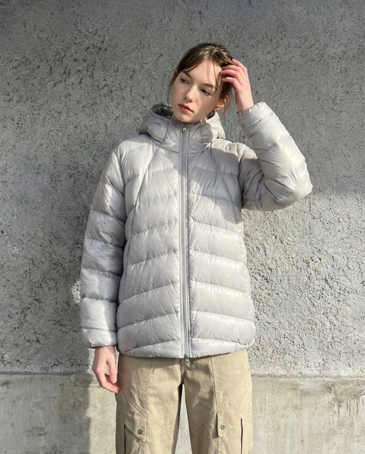 어퍼스트로피 콤마(APOSTROPHE COMMA) 글로시 더블라인 후디드 패딩_라이트그레이