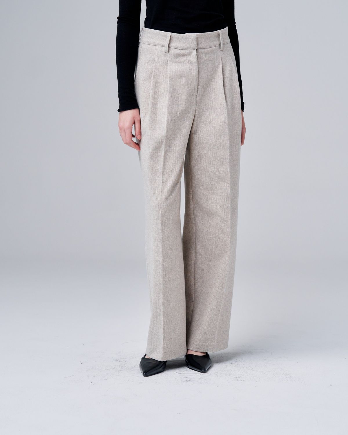 오드프레젠트(ODDPRESENT) Lumina Pleated Herringbone Pants