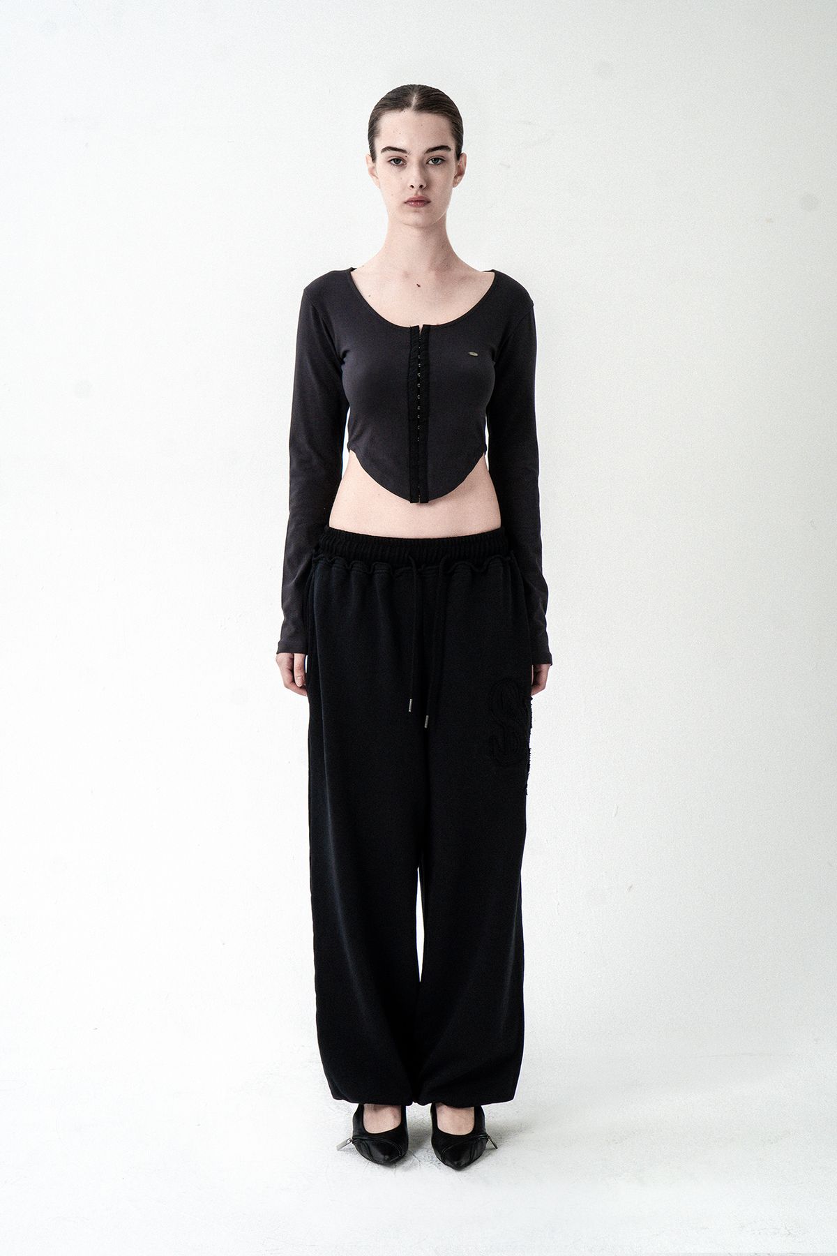 시너진(SYNERJYN) TAPE CUTTING LONG SLEEVE CHARCOAL
