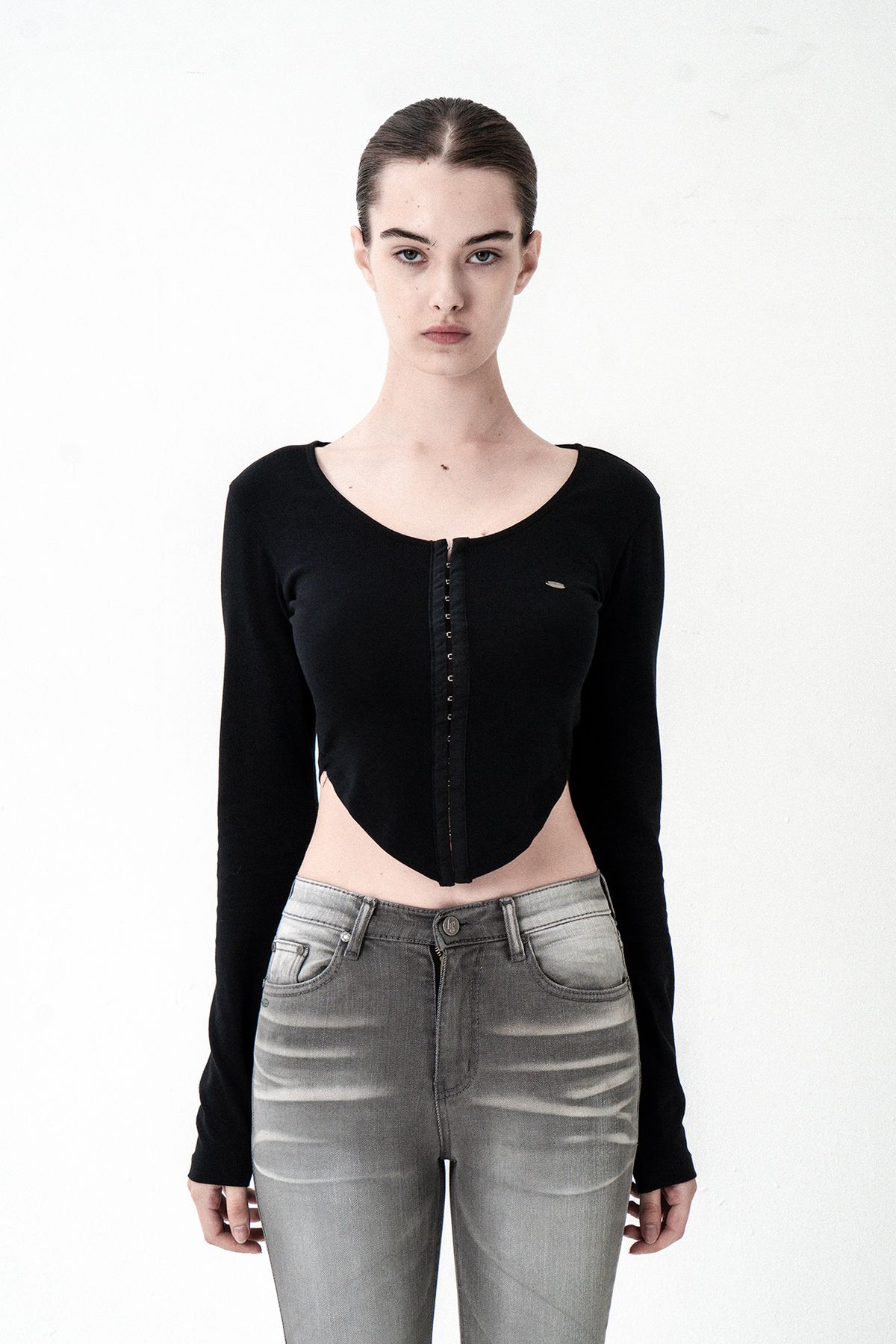 시너진(SYNERJYN) TAPE CUTTING LONG SLEEVE BLACK