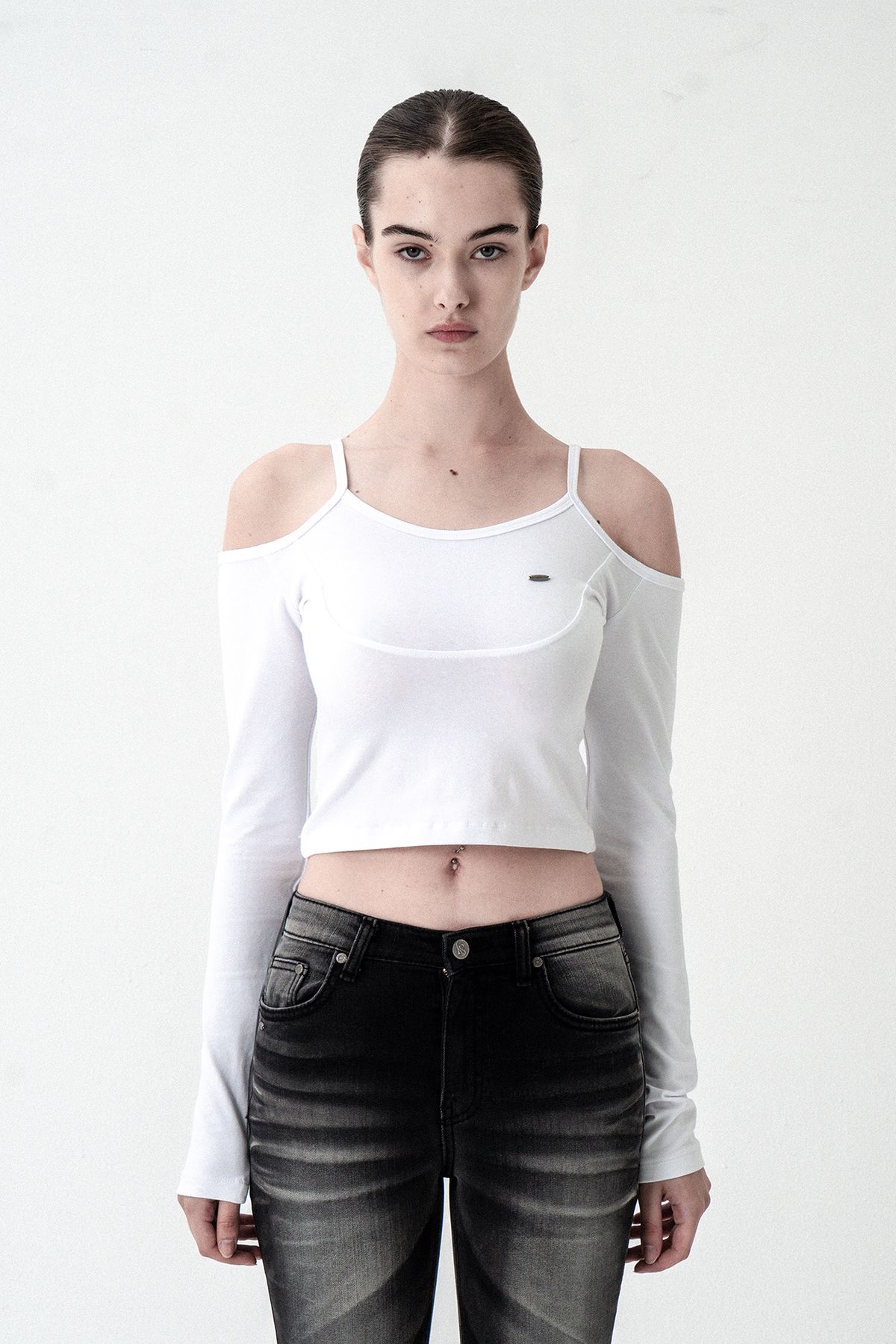 시너진(SYNERJYN) SHOULDER SLIT LONG SLEEVE WHITE