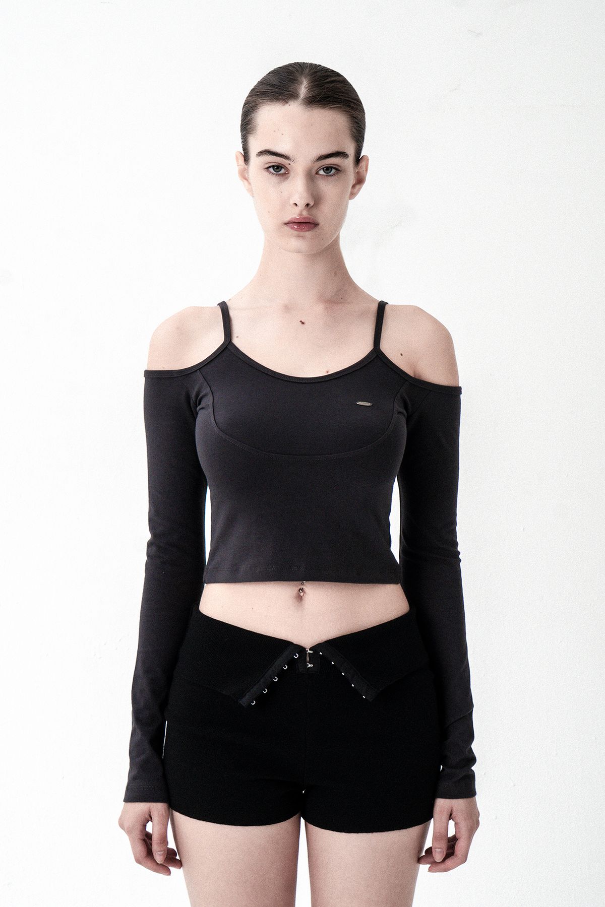 시너진(SYNERJYN) SHOULDER SLIT LONG SLEEVE CHARCOAL