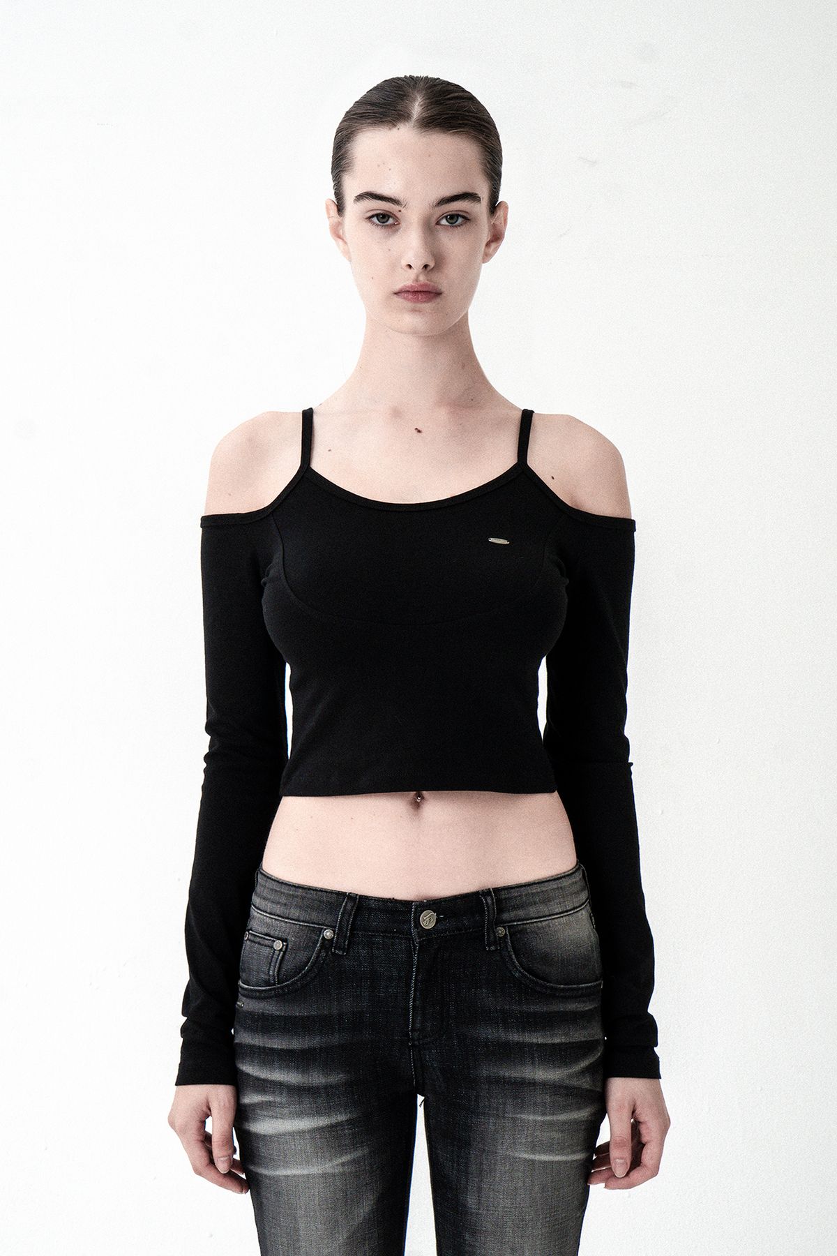 시너진(SYNERJYN) SHOULDER SLIT LONG SLEEVE BLACK