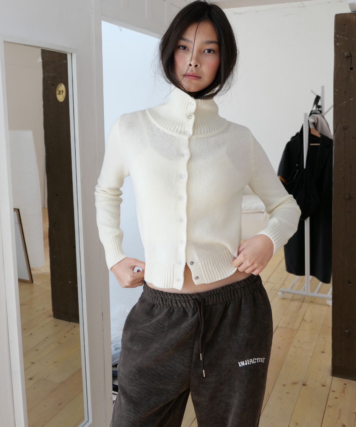 인지액티브(INJIACTIVE) Snap Button High-Neck Cardigan 아이보리