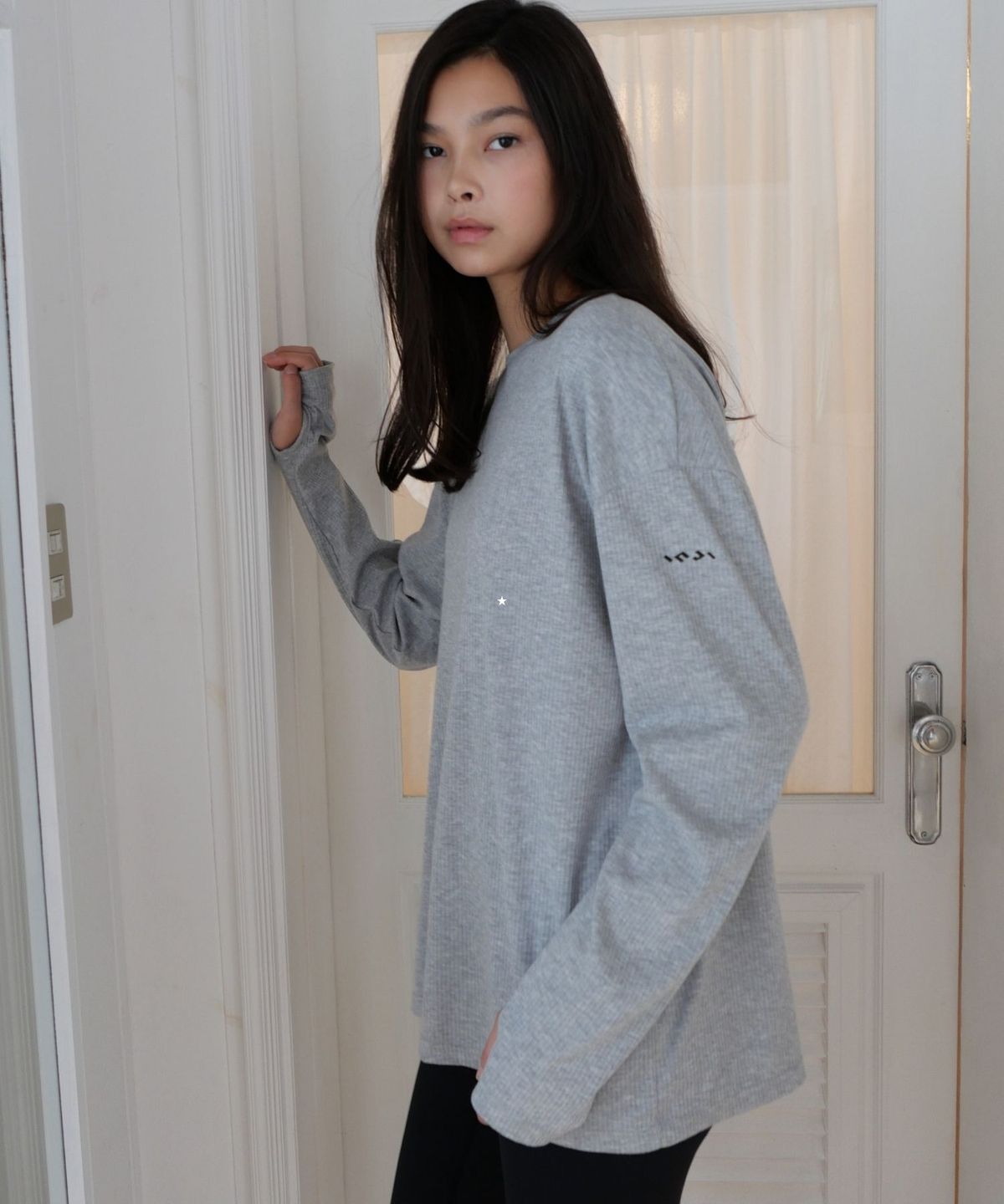 인지액티브(INJIACTIVE) Ribbed Oversized Hand Warmer Tee 그레이