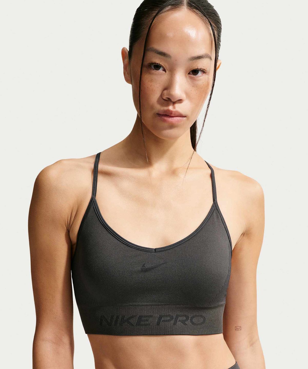 나이키(NIKE) 프로 심리스 라이트 서포트 패드 스포츠 브라 W - 다크 스모크 그레이 / IB9844-070