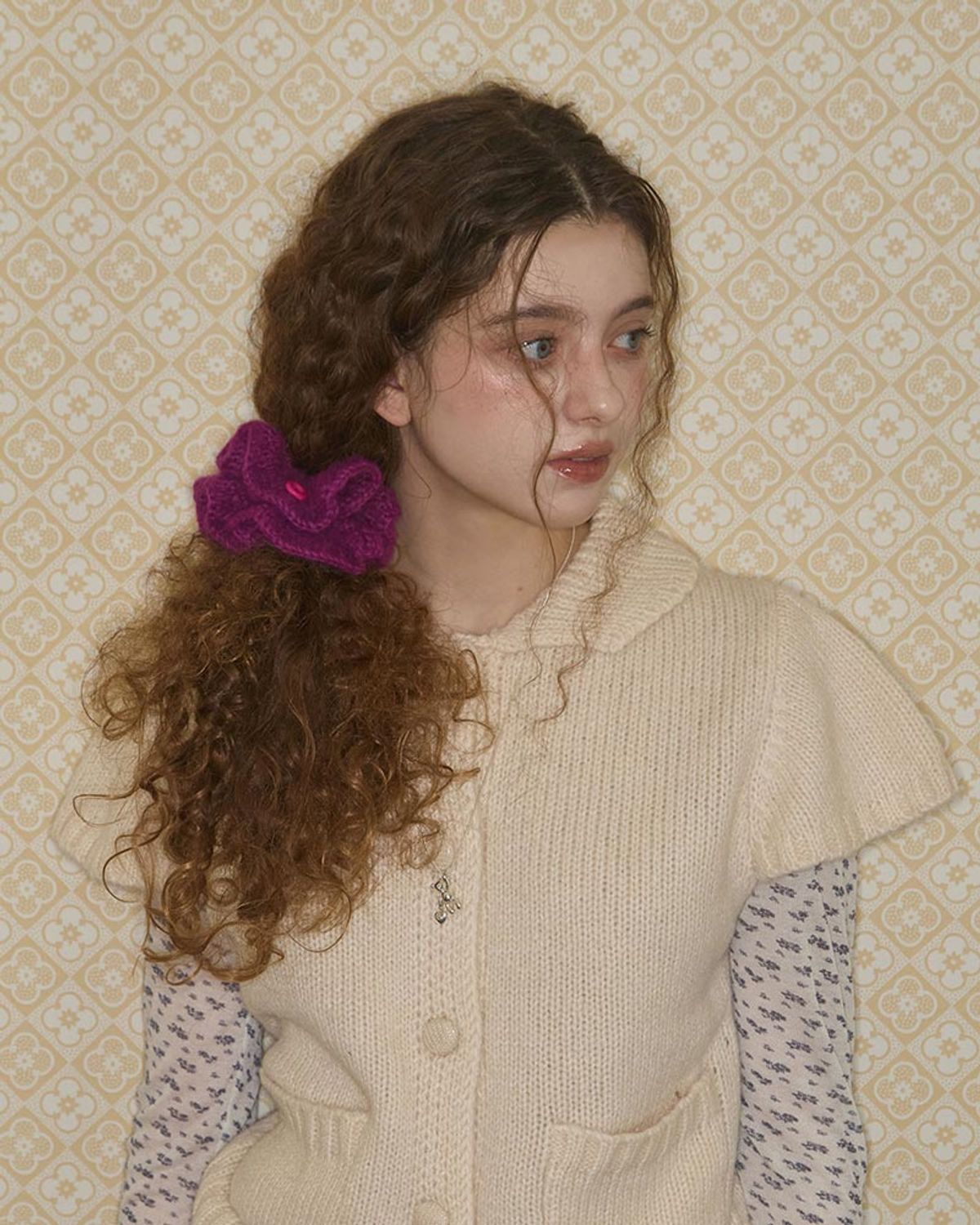 잇더즌매터(IT DOESN'T MATTER) Crochet button scrunchie (Purple)
