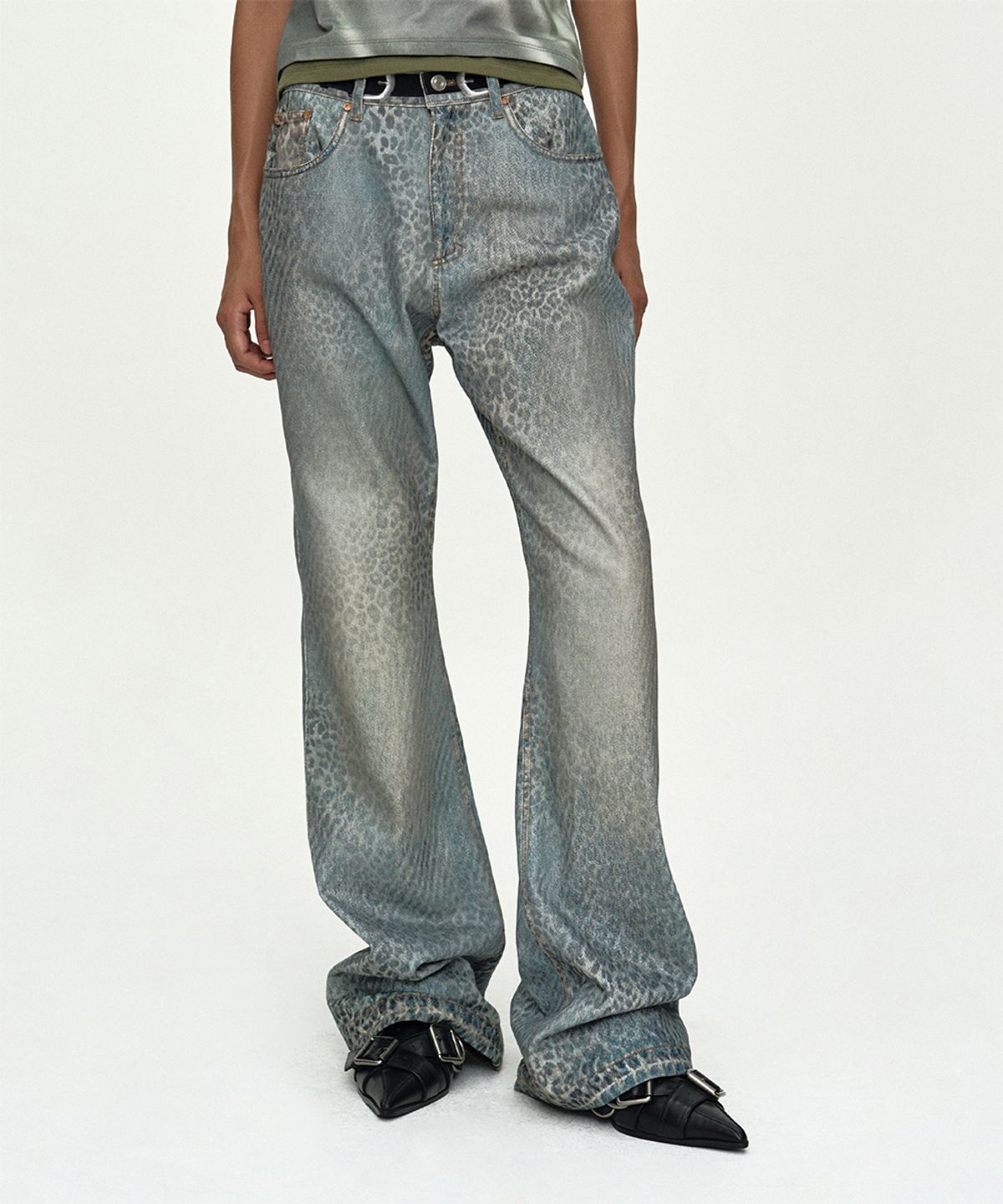 앤더슨벨(ADSB ANDERSSON BELL) LEOPARD FADE DENIM PRINTED BOOTSCUT JEANS apa882w(BLUE)