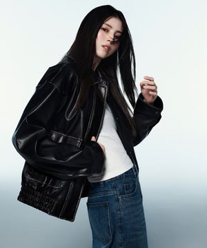 [한소희 PICK] 우먼즈 페이디드 신세틱 레더 에비에이터 재킷 [블랙]