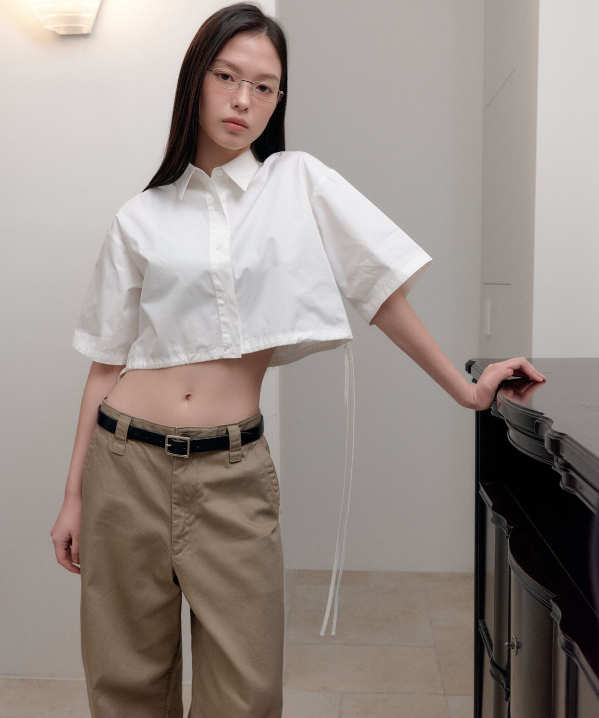 벨르(VELLE) Ribbon Strap Crop Shirt_White